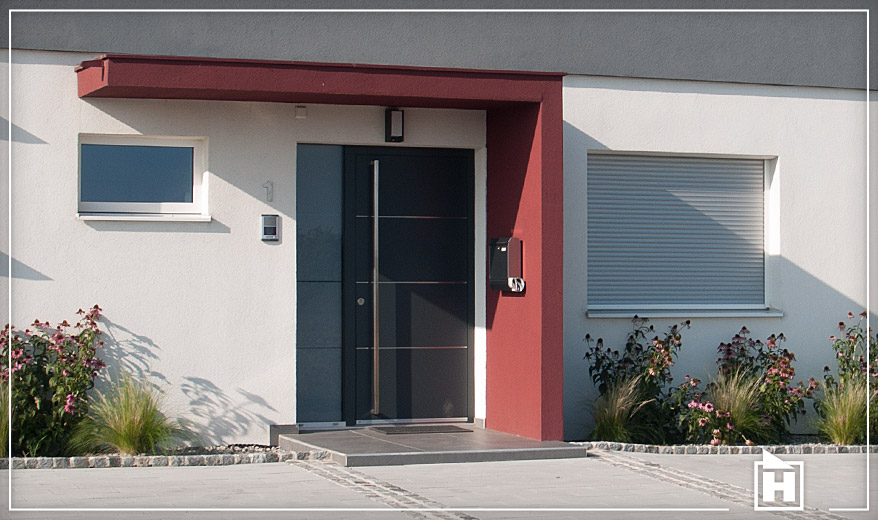 Moderne anthrazitfarbene Haustür mit rotem Vordach
